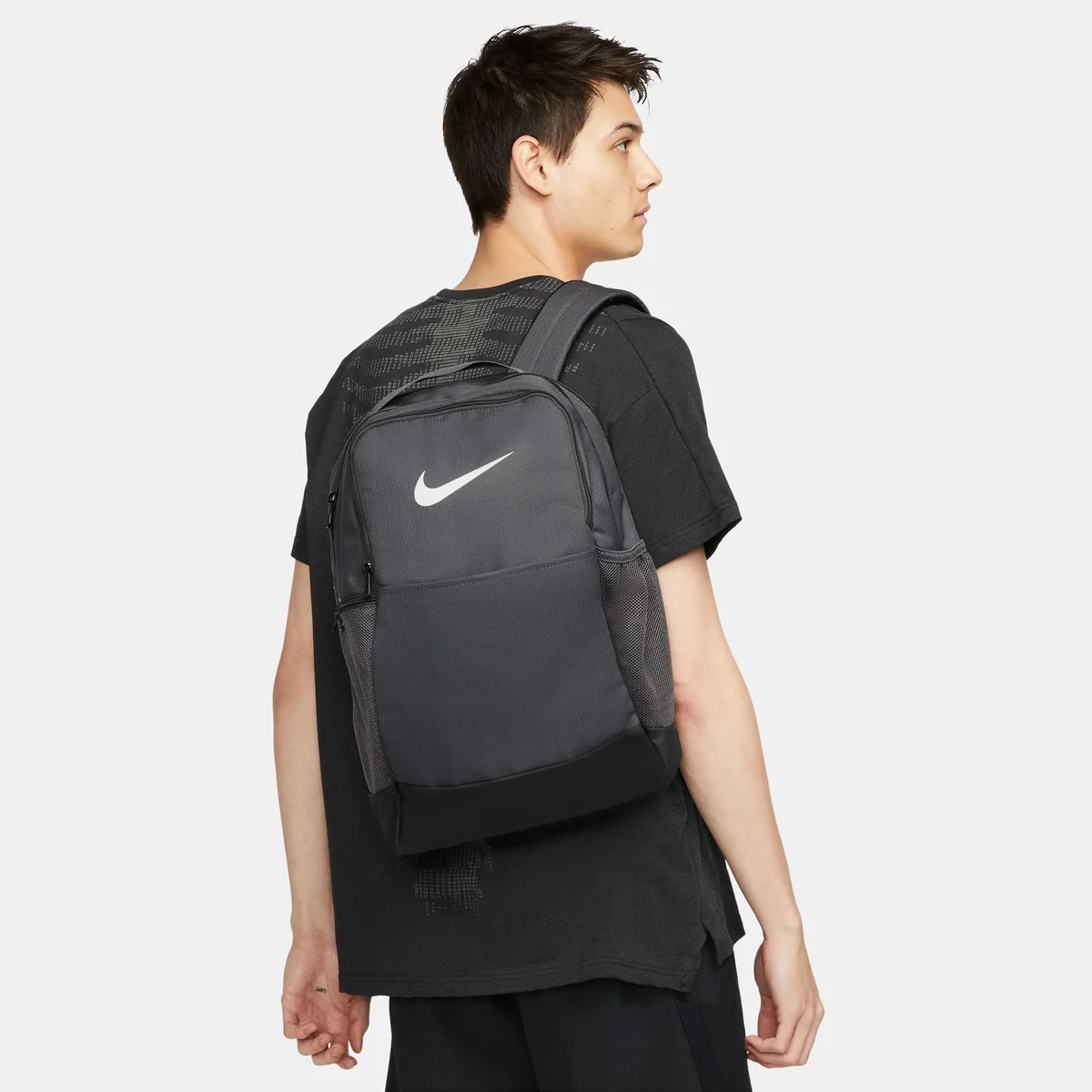 Schulrucksack Nike grau mit einer person