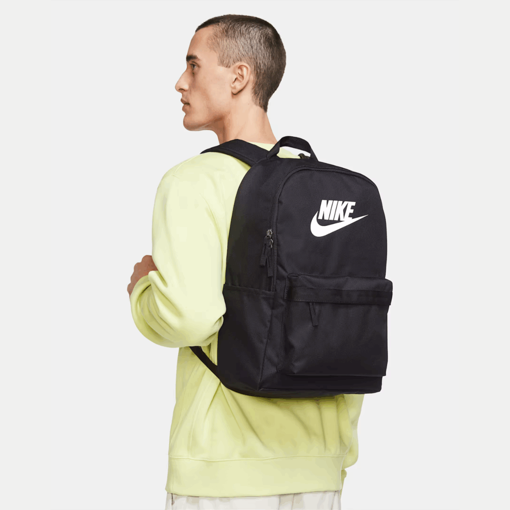 Nike Rucksack Schwarz, Rucksack schwarz, Vintage schwarzer Nike Rucksack Herren und Damen mit anderer Person