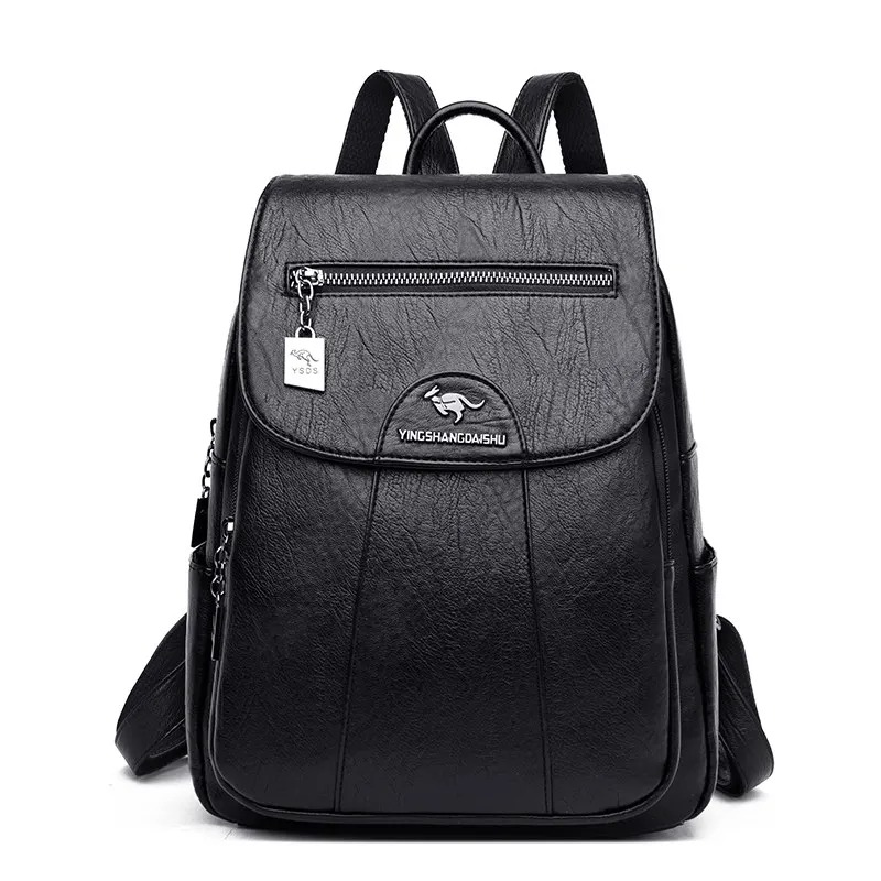 Ein schwarzer Designer-Rucksack aus Kunstleder mit Reißverschlusstasche vorne, Tragegriff, zwei Schultergurten und kleinem „YINGSHANGMASU“-Logo-Patch. Der silberne Reißverschlussanhänger mit weißem Etikett verleiht diesem schicken Damen-Lederrucksack Stil.
