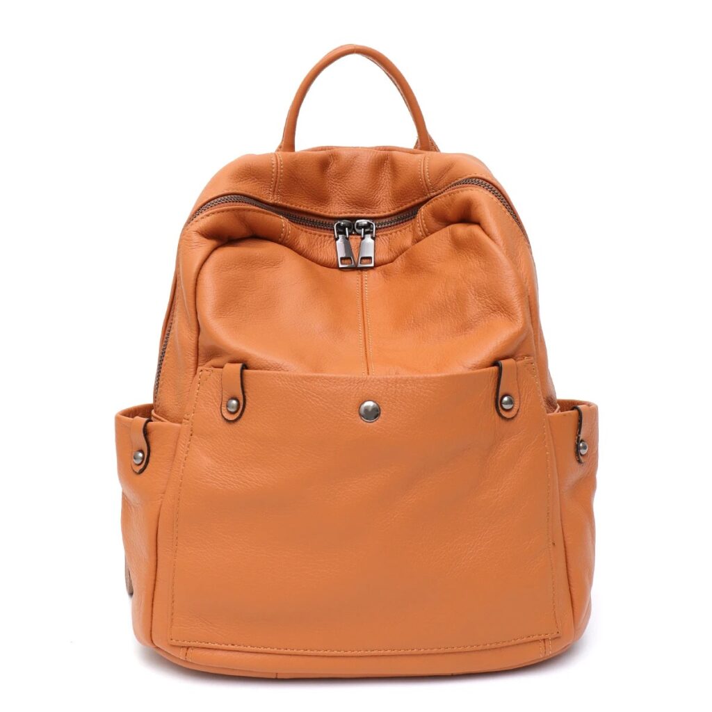 Hellbrauner Damenrucksack aus Leder mit Tragegriff, Fronttasche mit Druckknopf, Seitentaschen und Hauptfach mit Doppelreißverschluss. Er steht aufrecht vor weißem Hintergrund. Perfekt als stylischer Business-Rucksack für Damen im Alltag.