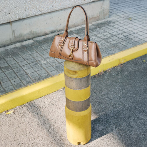 Mango Schultertasche draußen