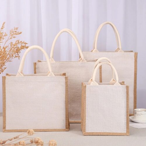Jute Tasche alle auf dem tisch